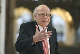 Gerhard Ulrich  ist erster Landesbischof der Nordkirche (Foto bei seiner  Vorstellung vor der Synode im Lübecker Dom im Februar 2013).
