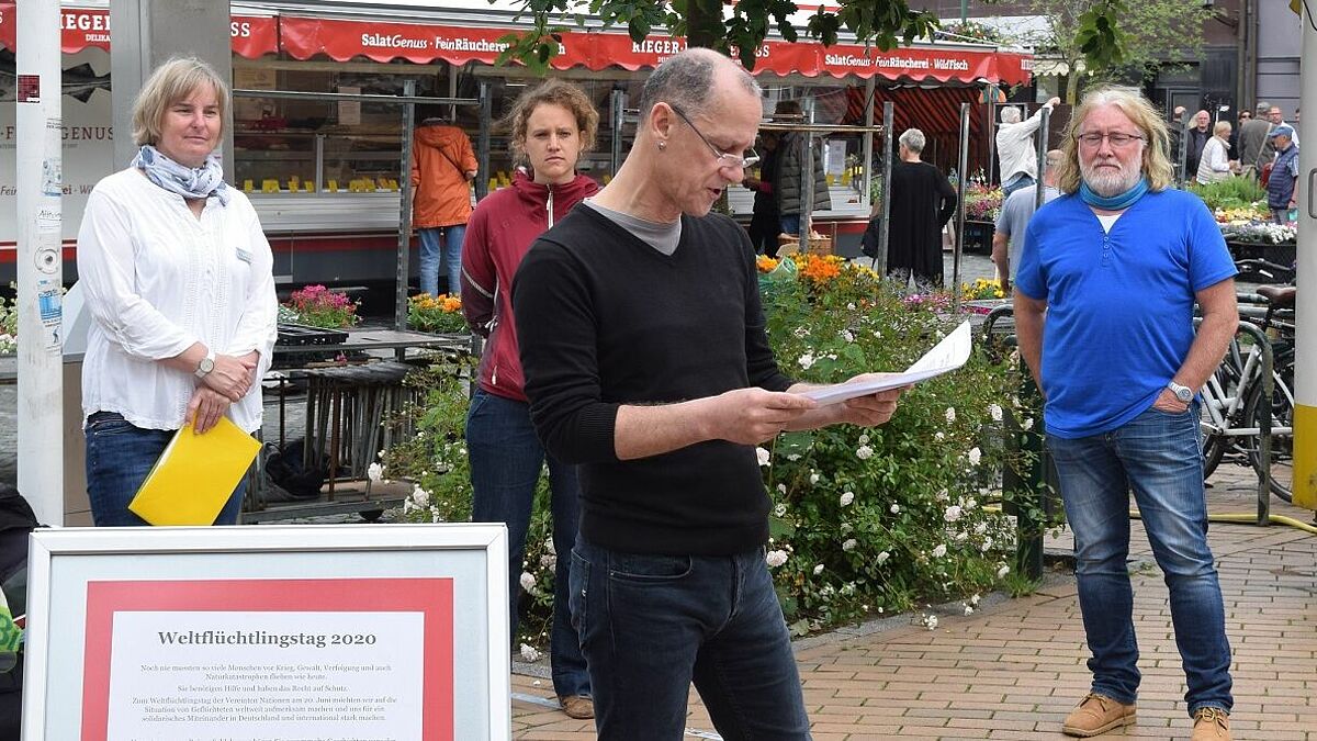 Schauspieler Reiner Schleberger (vorne), Walter Wiegand (Flüchtlingsbeauftragter des Kirchenkreises Rendsburg-Eckernförde, Imke Frerichs (Diakonisches Wer und Brot für die Welt), Doris Kratz-Hinrichsten (links, Diakonisches Werk).