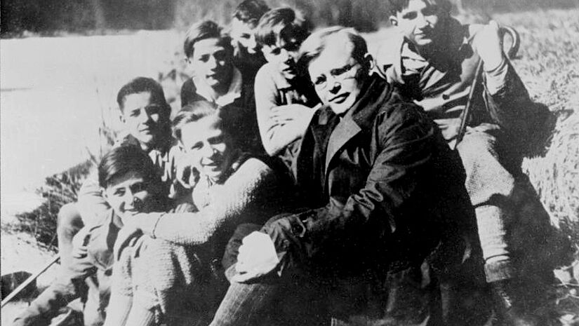 Dietrich Bonhoeffer mit Schülern im Frühjahr 1932. Foto: Bundesarchiv, Bild 183-R0211-316 / CC-BY-SA