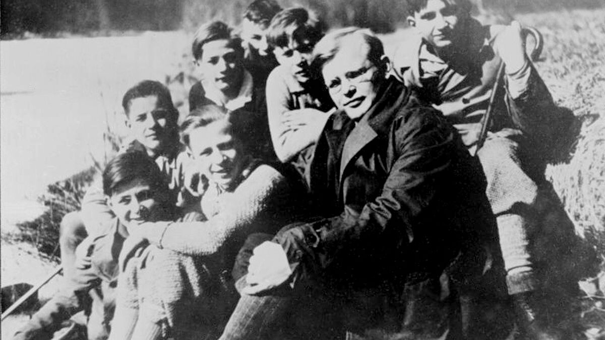Dietrich Bonhoeffer mit Schülern im Frühjahr 1932. Foto: Bundesarchiv, Bild 183-R0211-316 / CC-BY-SA
