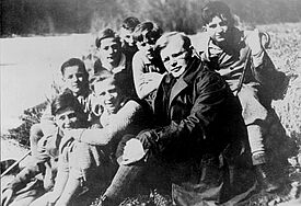 Dietrich Bonhoeffer mit Schülern im Frühjahr 1932. Foto: Bundesarchiv, Bild 183-R0211-316 / CC-BY-SA