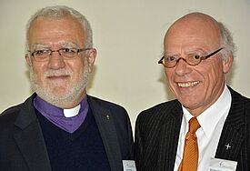 Erzdiakon Emanuel Youkhana (links), Assyrische Kirche des Ostens, und Landesbischof Gerhard Ulrich