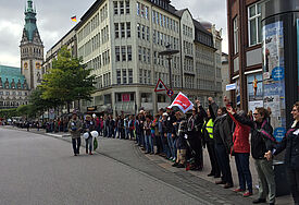 Menschenkette in Hamburg: "Hand in Hand gegen Rassismus für Menschenrechte und Vielfalt"