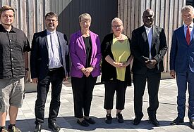 Auf dem Foto (v.l.n.r.): Frithjof Stegmann, Kai Gusek, Landesbischöfin Kristina Kühnbaum-Schmidt, Steffi Wolf, Erzbischof Dr. Panti Filibus Musa, Markus Wiechert