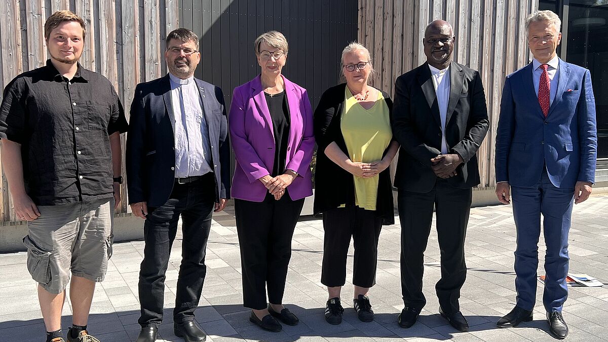 Auf dem Foto (v.l.n.r.): Frithjof Stegmann, Kai Gusek, Landesbischöfin Kristina Kühnbaum-Schmidt, Steffi Wolf, Erzbischof Dr. Panti Filibus Musa, Markus Wiechert