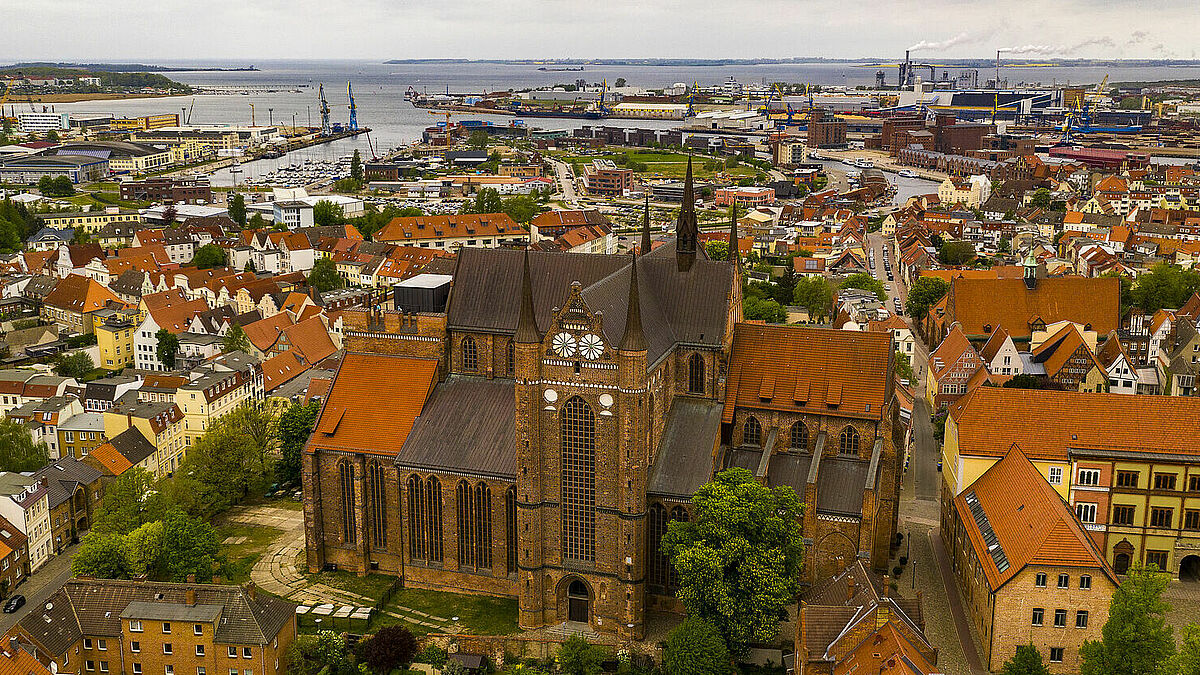 Die St.-Georgen-Kirche in Wismar ist die jüngste der drei Hauptkirchen in der Hansestadt. Mit ihrem Bau wurde im Jahr 1295 begonnen.