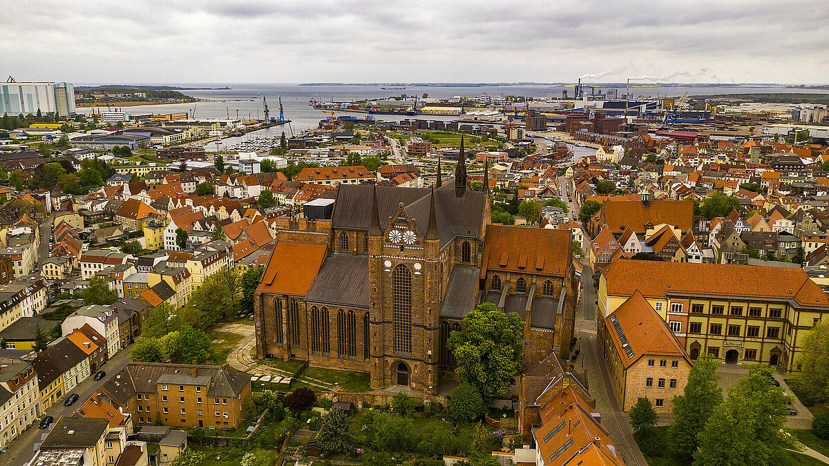 Die Luftaufnahme zeigt die Kirche St. Georgen in Wismar. Sie wurde im Gegensatz zur Kirche St. Marien nach den Bombenangriffen wieder aufgebaut – wenn auch mit großer Verzögerung. 