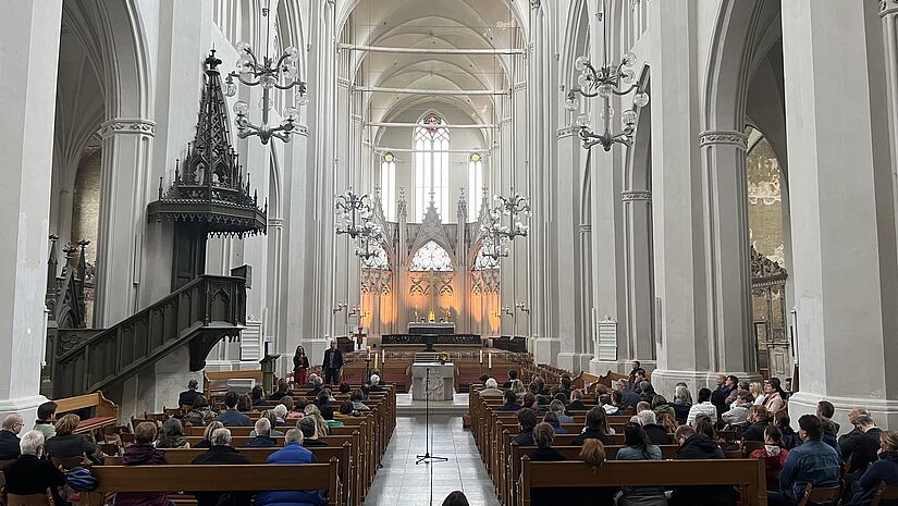 Mehr als hundert Pastorinnen, Pastoren und kirchliche Mitarbeitende kamen zur Veranstaltung „Staat und Kirche in MV“  in den Greifswalder Dom.