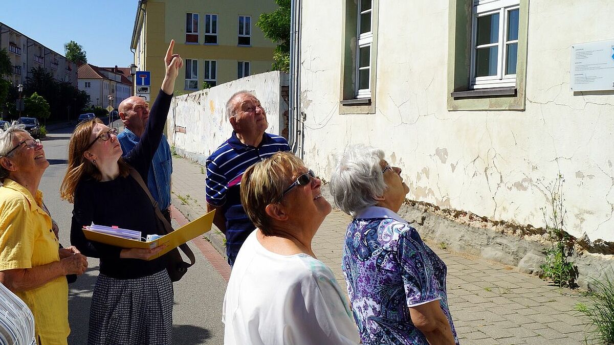 Anlässlich der "MittsommerRemise" im Jahr 2019 erläuterte Anett Burckhardt, Baubeauftragte des Pommerschen Evangelischen Kirchenkreises, während einer Führung die Besonderheiten des denkmalgeschützten ehemaligen Jagdschlosses der pommerschen Herzöge in Pasewalk.