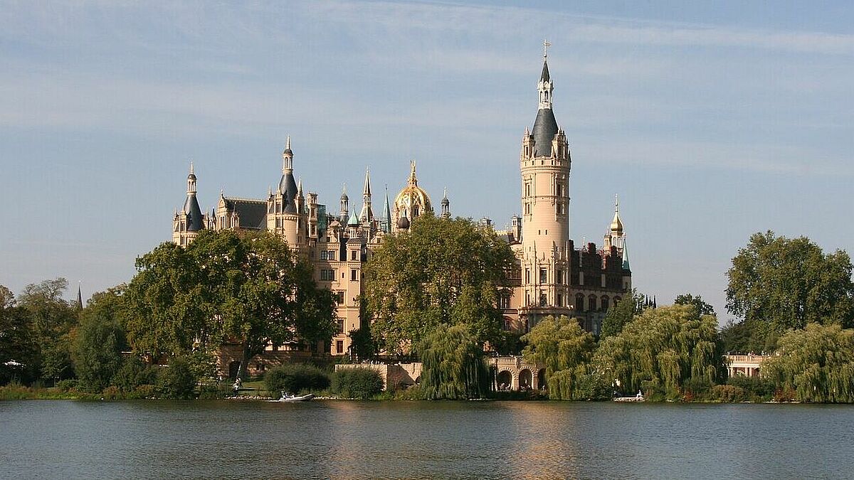 Ein "Gottesdienst für Ausgeschlafene" findet am kommenden Sonntag  im Schlossinnenhof in Schwerin statt.