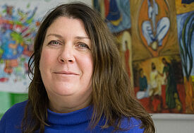 Neue Referentin für Frauenarbeit in Nordfriesland Porträt von Claudia Hansen, dunkle lange Haare, blauer Pullover