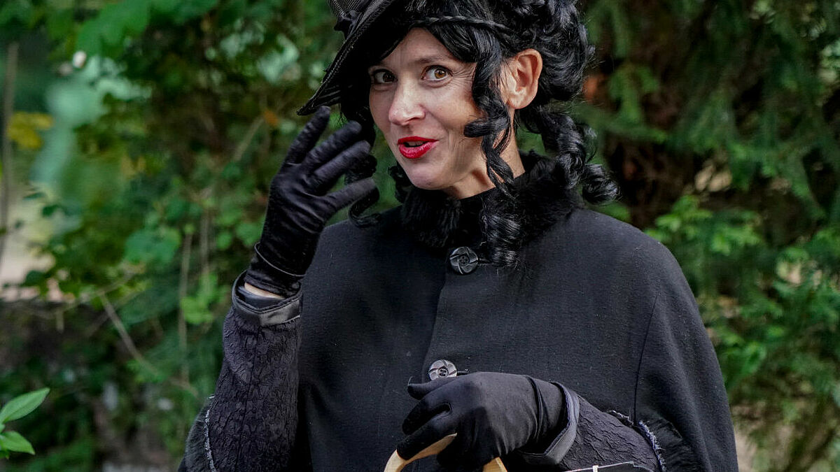 Anja Kretschmer erzählt als "Schwarze Witwe" von wahren, aber merkwürdigen Riten rund um den Tod. 