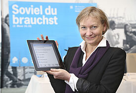 Die Hamburger Bischöfin Kirsten Fehrs (Foto mit Kirchentags-App auf einem Tablet-PC).