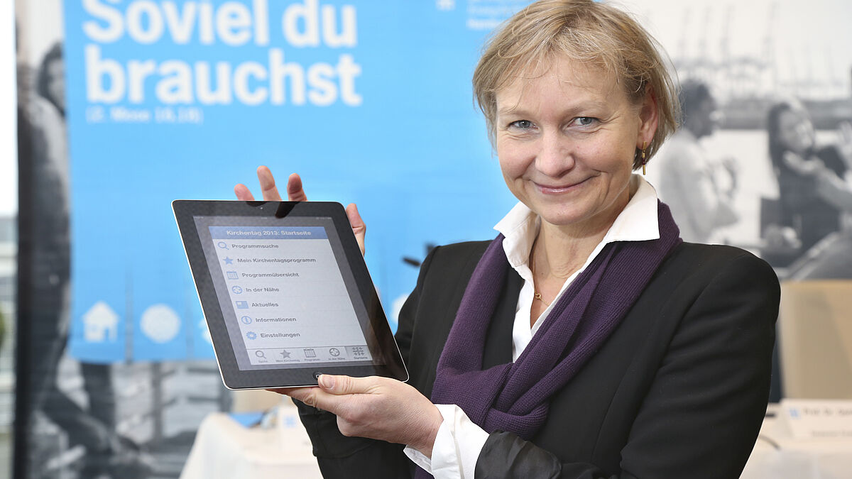 Die Hamburger Bischöfin Kirsten Fehrs (Foto mit Kirchentags-App auf einem Tablet-PC) stellte das Programm zum Kirchentag 2013 in Hamburg vor. 