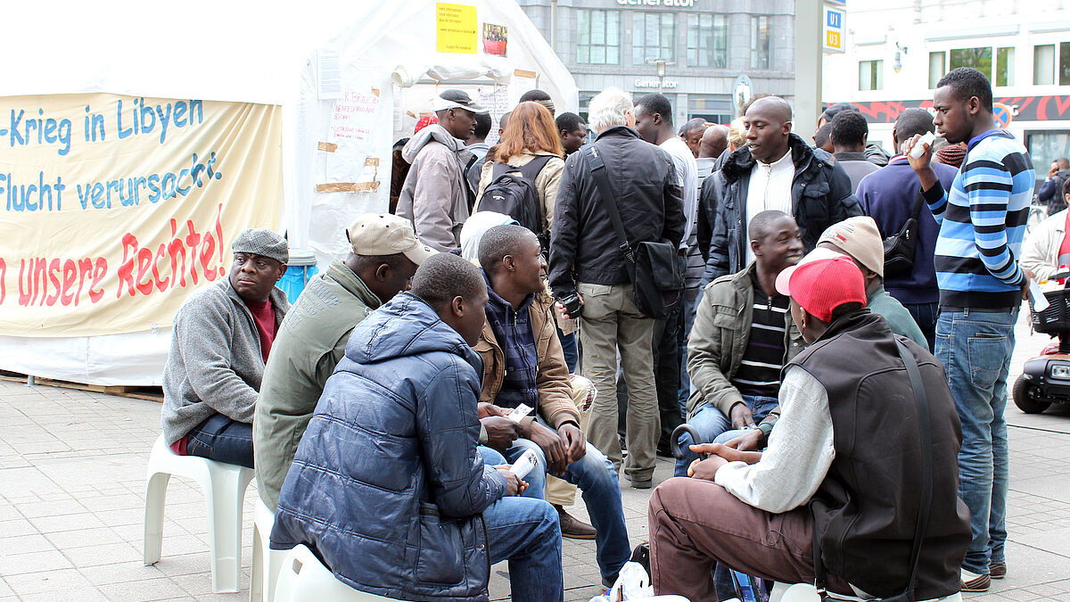 Afrikanische Flüchtlinge aus Libyen vor ihrem Protest-Zelt am Hamburger Hauptbahnhof.