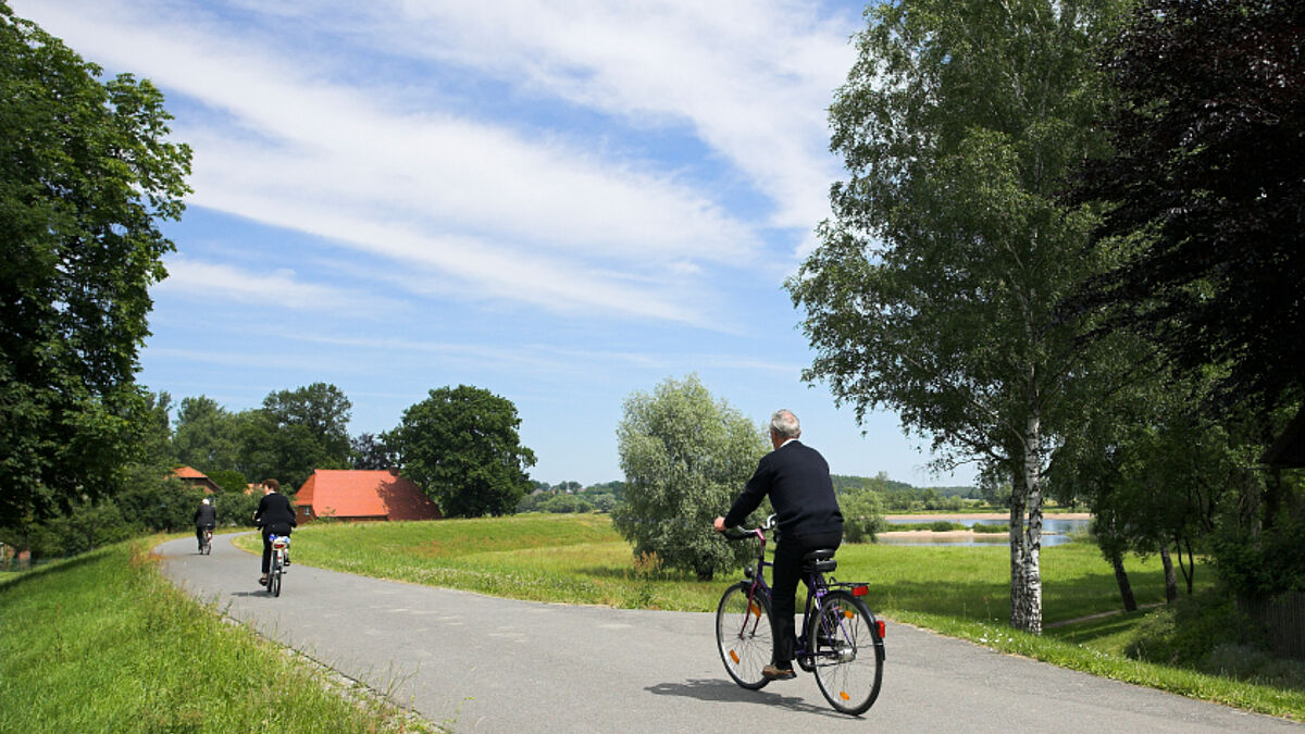 Der schleswig-holsteinische Radfernweg "Mönchsweg" soll an Pfingsten in Niedersachsen fortgesetzt werden.