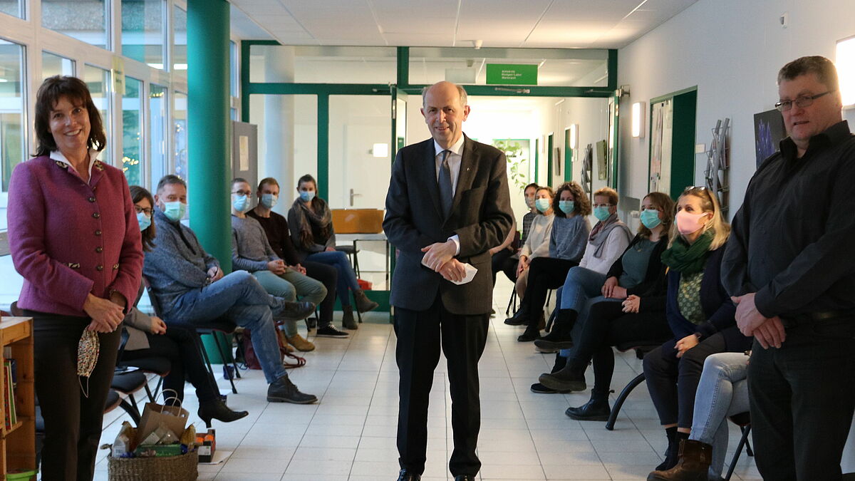 Bischof Magaard besucht das Gesundheitsamt in Pln, links Landrätin Stephanie Ladwig, rechts der Leiter des Gesundheitsamtes, Dr. Josef Weigl