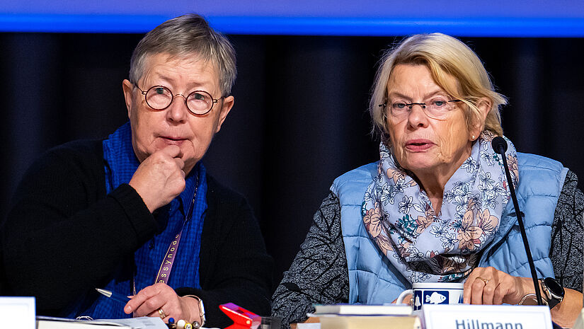 Präses Ulrike Hillmann (rechts) und Vizepräses Elke König führen wie gewohnt souverän durch die Tagung.