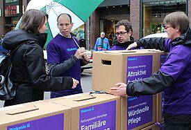 Mit einer Mauer aus Kartons wurde in Hamburg symbolträchtig um 5 Minuten vor 12 Uhr einen Teil der Mönckebergstraße unter dem Motto "An der Pflege kommt keiner vorbei" .