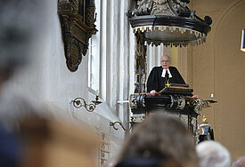 Landesbischof Gerhard Ulrich bei einem Gottesdienst in der St. Lorenz-Kirche in Lübeck-Travemünde