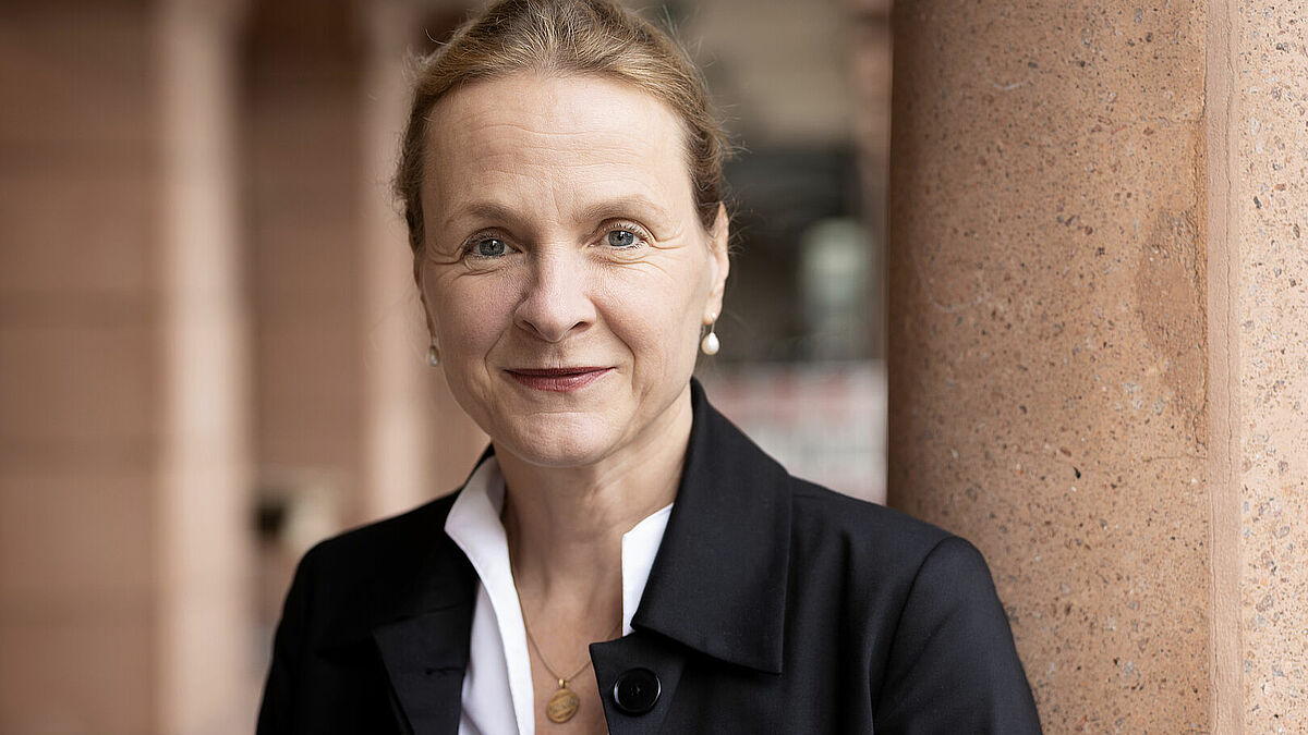 Porträt der evangelisch-lutherischen Theologin, Pastorin und Rektorin sowie neuen Bevollmächtigten der Evangelischen Kirche in Deutschland (EKD) bei der Bundesrepublik Deutschland und der Europäischen Union, Anne Gidion.