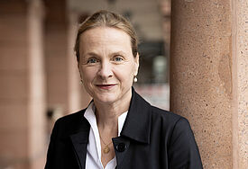 Porträt der evangelisch-lutherischen Theologin, Pastorin und Rektorin sowie neuen Bevollmächtigten der Evangelischen Kirche in Deutschland (EKD) bei der Bundesrepublik Deutschland und der Europäischen Union, Anne Gidion.