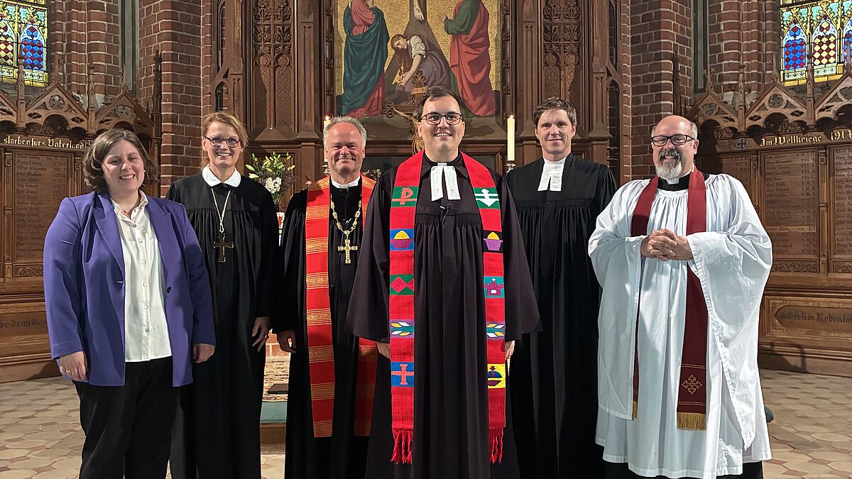 Feierliche Ordination: Assistentin Doreen Habermann, Pröpstin Britta Carstensen, Bischof Tilman Jeremias, Pastor Conrad Witt, Assistent Pastor Christian Bauer und  Assistent Pastor Fredrik Hollertz (aus Schweden / v.l.n.r.) @Arne Kühn/Nordkirche