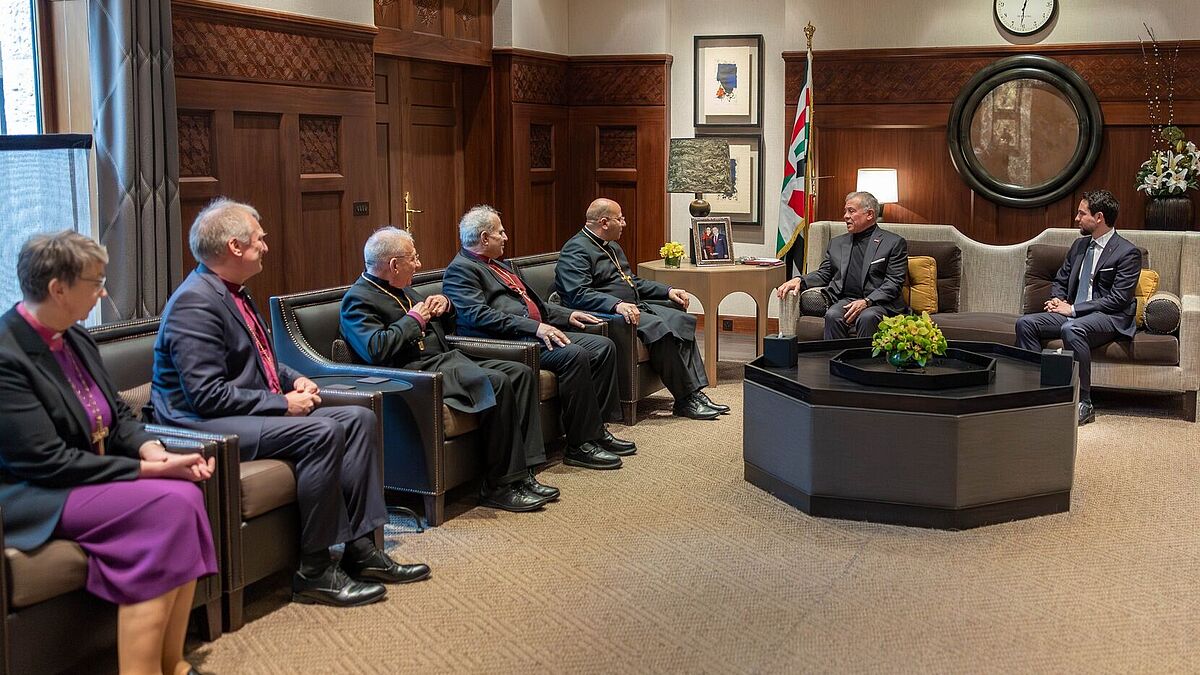 Landesbischöfin Kristina Kühnbaum-Schmidt  (l.) beim Empfang von König Abdullah II. und Kronprinz Al Hussein. Sie nahm als Teil einer Delegation der Evangelisch-Lutherischen Kirche in Jordanien und im Heiligen Land (ELCJHL) zusammen mit Bischof Henrik Stubkjær, Präsident des Lutherischen Weltbundes, und weiteren leitenden Geistlichen aus der Weltgemeinschaft an der Begegnung in Amman teil. @The Royal Hashemite Court