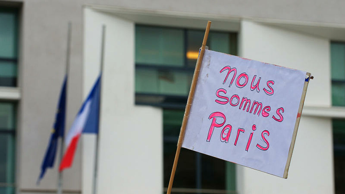 "Nous sommes Paris - Wir sind Paris". Weltweit gibt es eine große Anteilnahme für die Opfer von den Terroranschlägen in Paris, wie hier an der französischen Botschaft in Berlin.