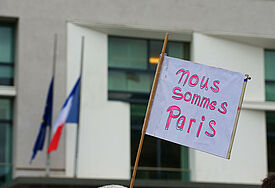 "Nous sommes Paris - Wir sind Paris". Weltweit gibt es eine große Anteilnahme für die Opfer von den Terroranschlägen in Paris, wie hier an der französischen Botschaft in Berlin.