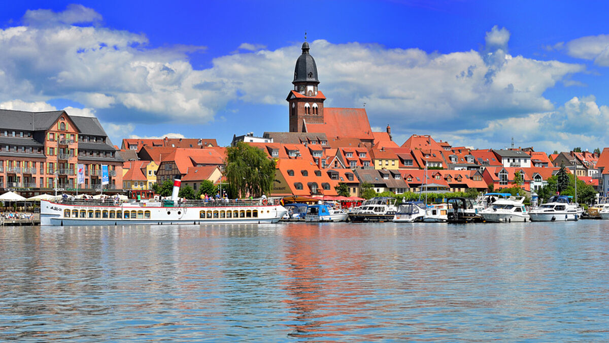Waren an der Müritz mit der St. Marienkirche in der Stadtmitte