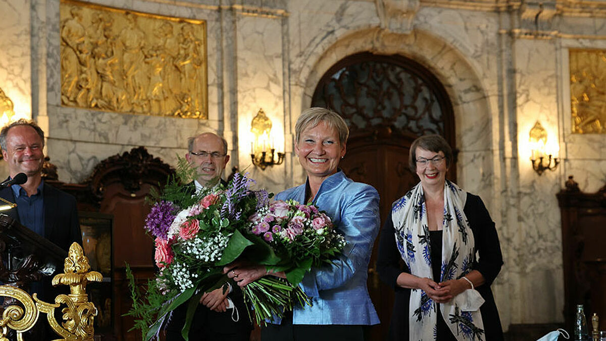 Freudestrahlend und überwältigt nahm die frisch wiedergewählte Hamburger Bischöfin Kirsten Fehrs Blumen und Gratulationen des Bischofsrats entgegen