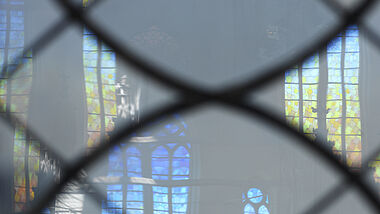 "Fenster für bewegtes Licht", Detailaufnahme, Einbau des Ostfensters von Olafur Eliasson am Dom St. Nikolai in Greifswald.