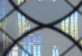"Fenster für bewegtes Licht", Detailaufnahme, Einbau des Ostfensters von Olafur Eliasson am Dom St. Nikolai in Greifswald.