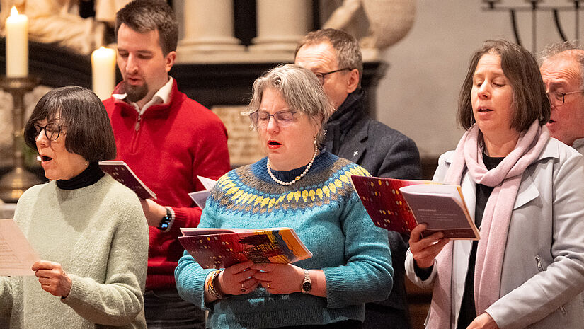 Der Chor beim Gottesdienst in der St. Lorenz-Kirche