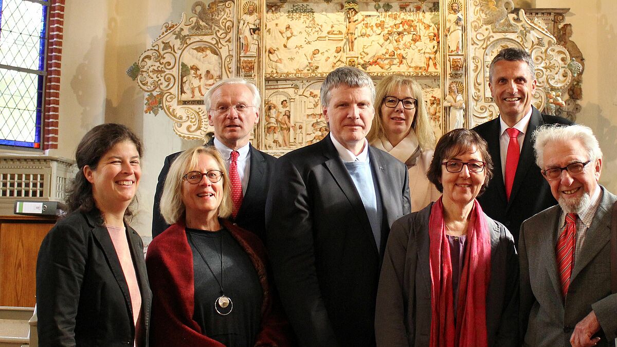 Sie retteten gemeinsam den Reformationsaltar in Dorf Mecklenburg: Pastorin Antje Exner (v.l.), Restauratorin Katharina Geipel, Friedrich-Wilhelm von Rauch (Ostdeutsche Sparkassenstiftung), Bischof Dr. Andreas v. Maltzahn (Schwerin), Susanne Lindhorst (Rudolf-August-Oetker-Stiftung), Restauratorin Annette Seiffert, Manuel Kratzel (Sparkasse Mecklenburg-Nordwest) und Einzelstifter Prof. Gotthilf Hempel.