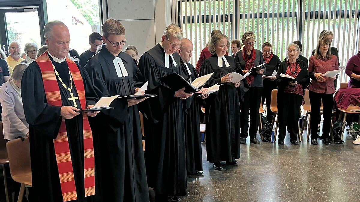 Bischof Tilman Jeremias (ganz links) bei der Ordinationsfeier für Pastor Jakob Kühn in der Kirche Luther-St.-Andreas in Rostock. @privat/Nordkirche