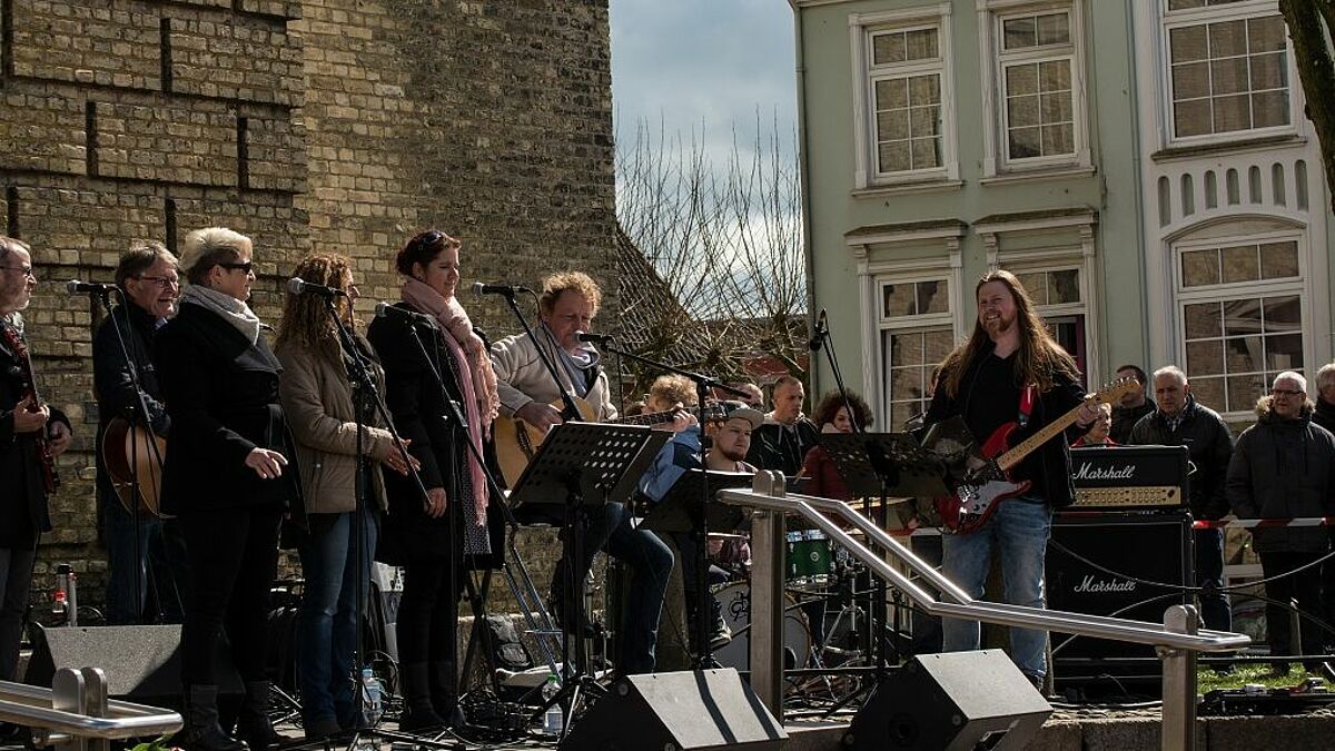 Die Thorge Schöne Band sorgt auf dem Marktplatz in Husum für Stimmung.