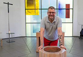 Pfarrer Michael Simonsen mit Erzengel-Tattoo