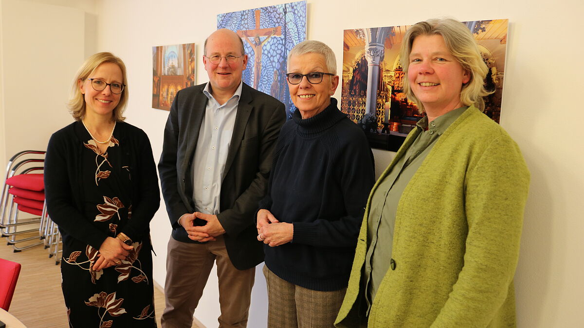 Die Nordkirche und das Helios Klinikum Schleswig veranstalten zum 37. Mal das Medizinisch-Theologische Kolloquium: Bischöfin Nora Steen, Dr. med. Sebastian Rudolf, Inke Asmussen und Maike Lauther-Pohl (v.l.n.r.).