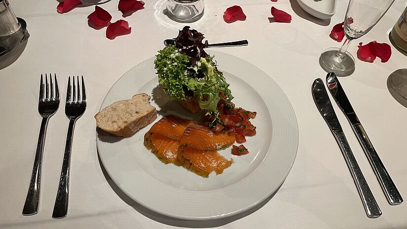 Ein Teller mit aufwendig dekorierter Vorspeise. 