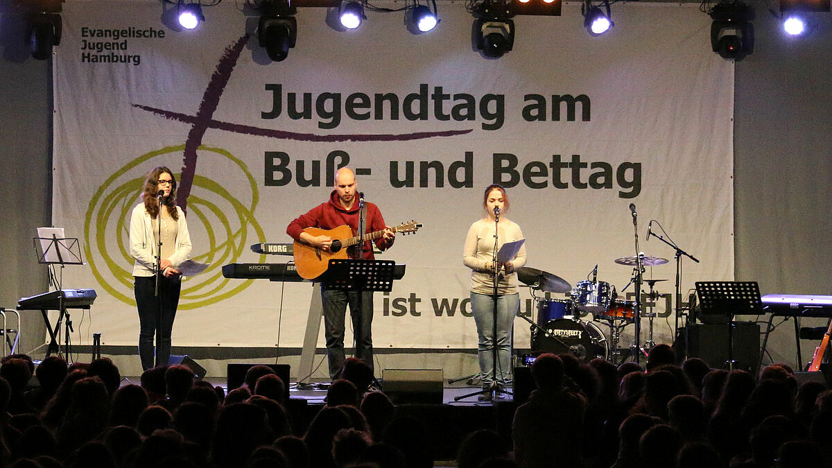 Mitmachaktionen, Diskussionen und Andachten auf 5000 Quadratmetern: Der Jugendtag im Flughafen Terminal Tango in Hamburg.