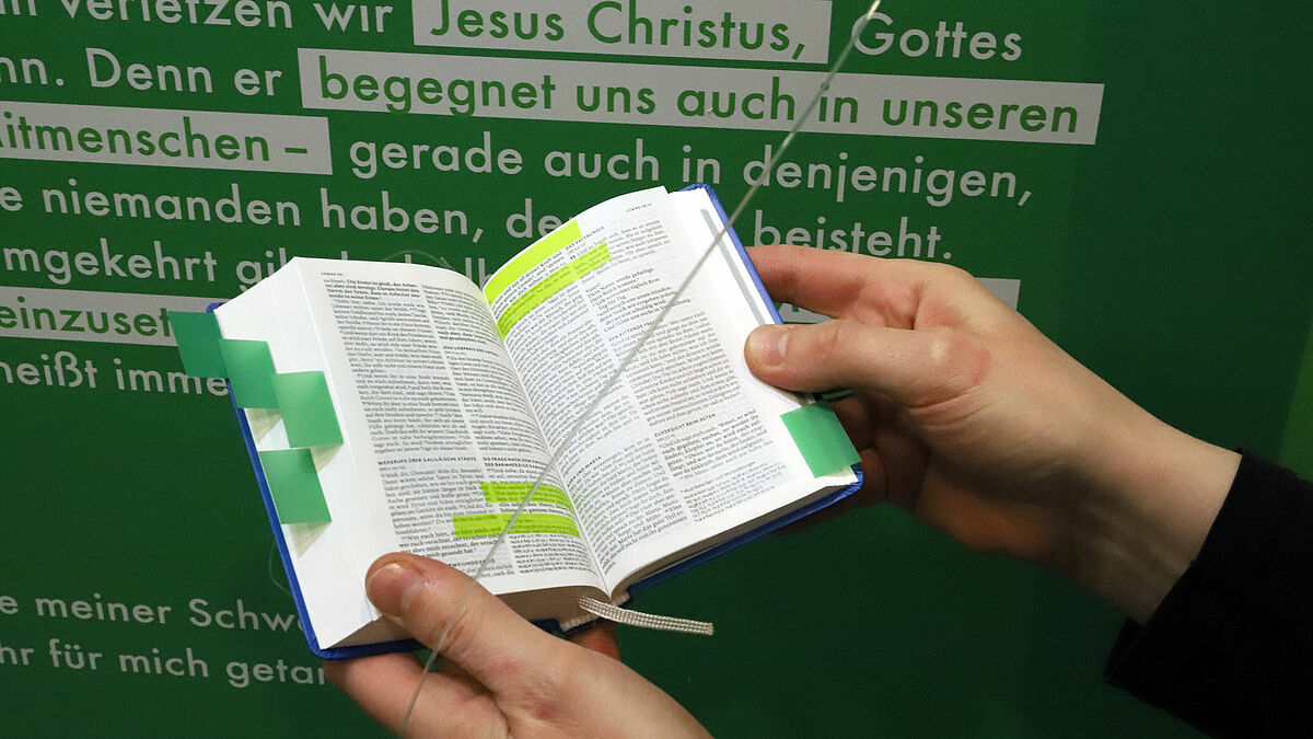 Was bedeuten Freiheit, Gleichheit und Würde? Die Ausstellung #freiundgleich der EKD, die ab dem 10. April in St. Katharinen in Hamburg zu sehen ist, beschäftigt sich damit.