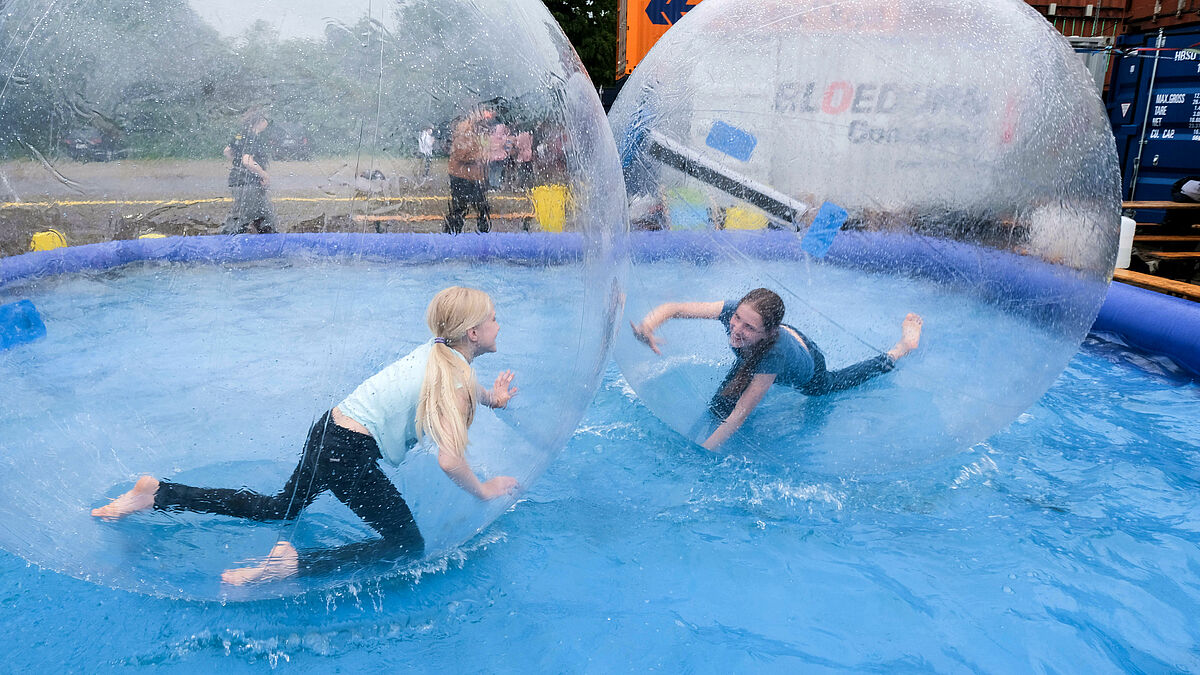Abkühlung im Zentrum Jugend auf dem Kirchentag in Dortmund: Jugendliche im Wasserball.