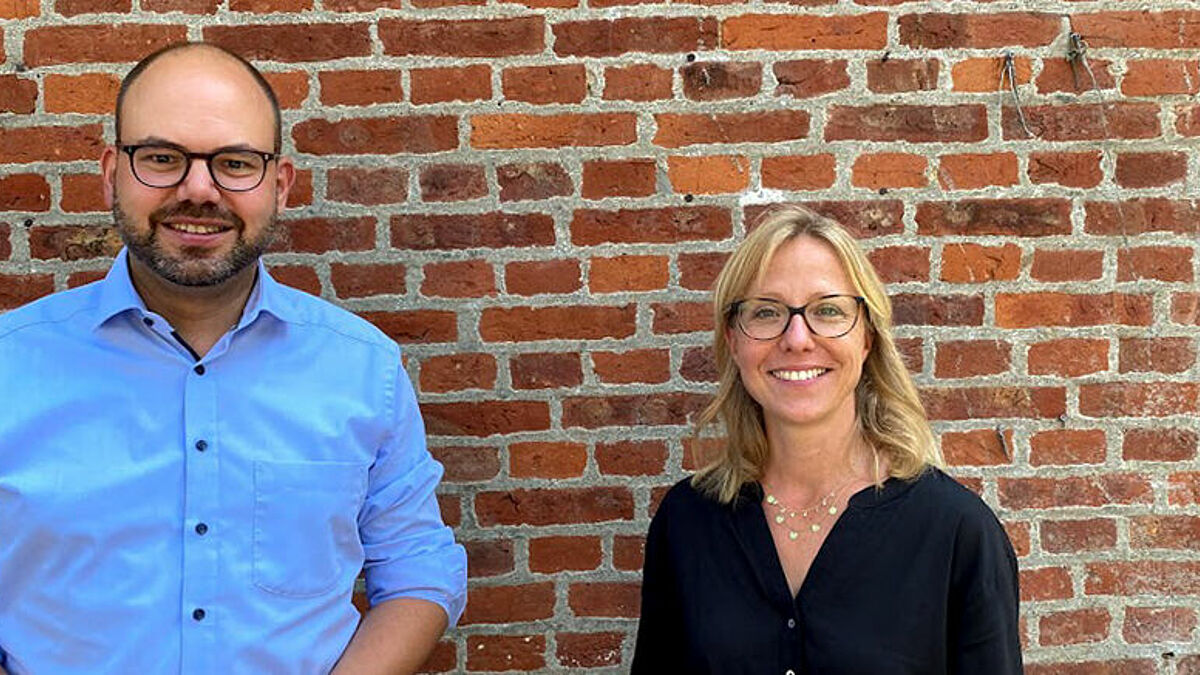 Die Moderatoren, Pastorin Nora Steen und Pastor Joachim Kretschmar, möchten von den Direktkandidaten wissen, welche Vorstellungen sie von Gerechtigkeit haben.