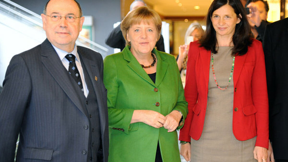 Bundeskanzlerin Merkel bei der EKD-Jahrestagung in Timmendorfer Strand - mit Präses Nikolaus Schneider (links) und Bundestagsvizepräsidentin Katrin Göring-Eckardt (rechts) 