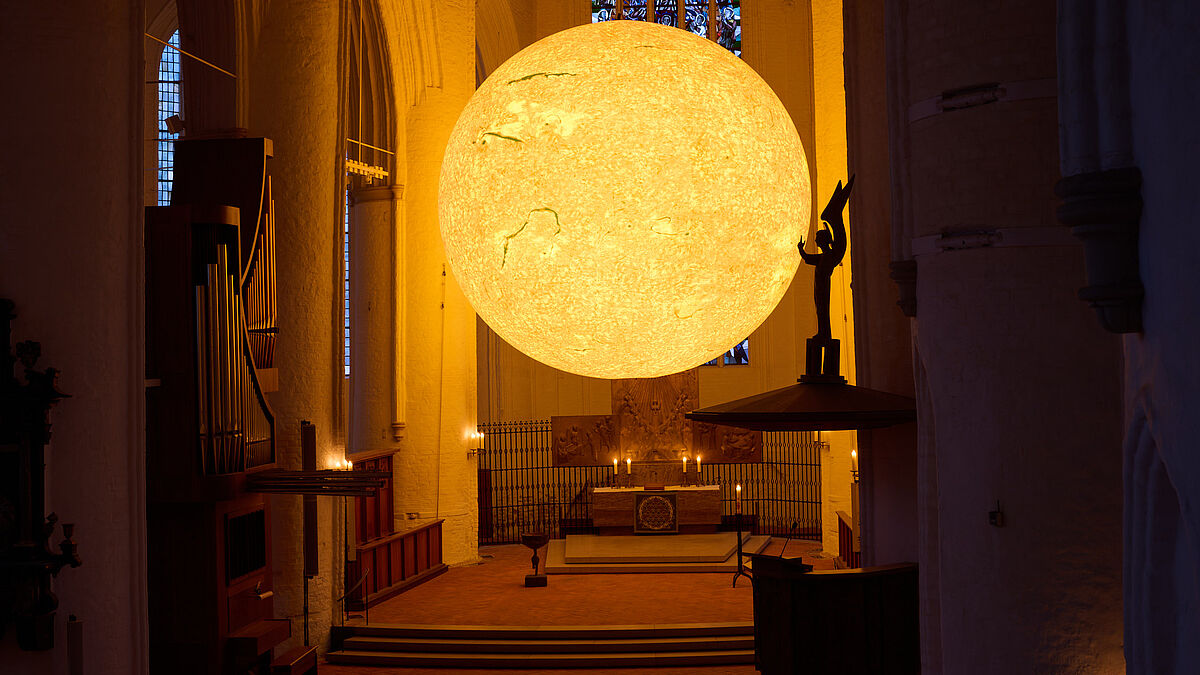 Noch bis zum 3. Juli ist die Installation "Helios" des Künstlers Luke Jerram in St. Katharinen zu erleben.