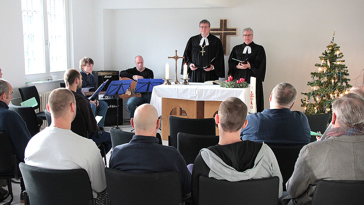 Bischof Dr. Andreas von Maltzahn und Gefängnisseelsorger Martin Kühn (r.) feierten mit Gefangenen in der JVA zwei Weihnachtsgottesdienste