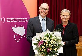 Bischöfin Kirsten Fehrs gratuliert Holger Beermann zu seiner Wahl als Propst.