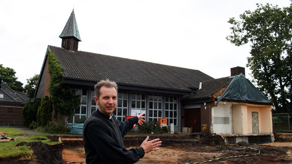 Pastor Tobias Jäger zeigt die Baugrube für die neue Kirche seiner Gemeinde in Barmstedt (C) Döllefeld, Evangelische Zeitung